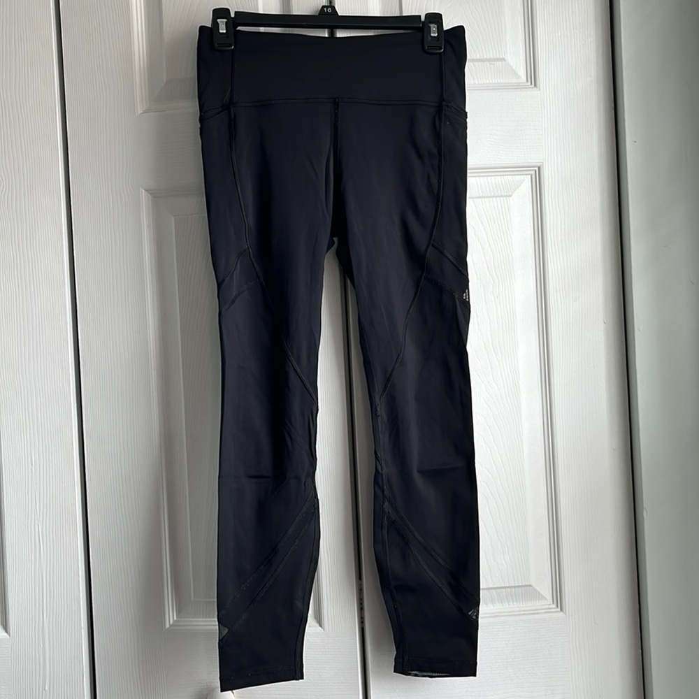 Lululemon Size 6 High Waisted Mesh Detail Leggings